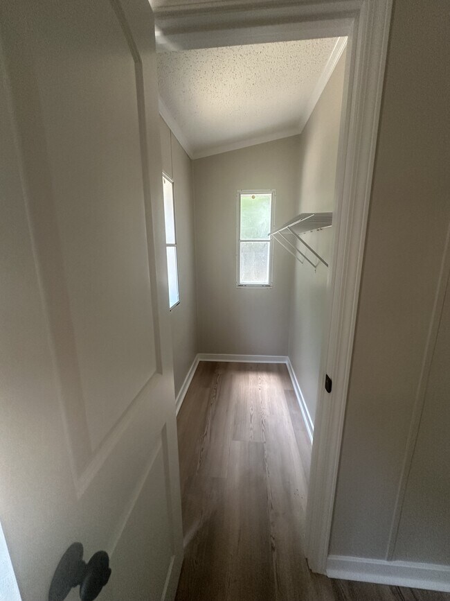 Building Photo - 115 Larch Cir