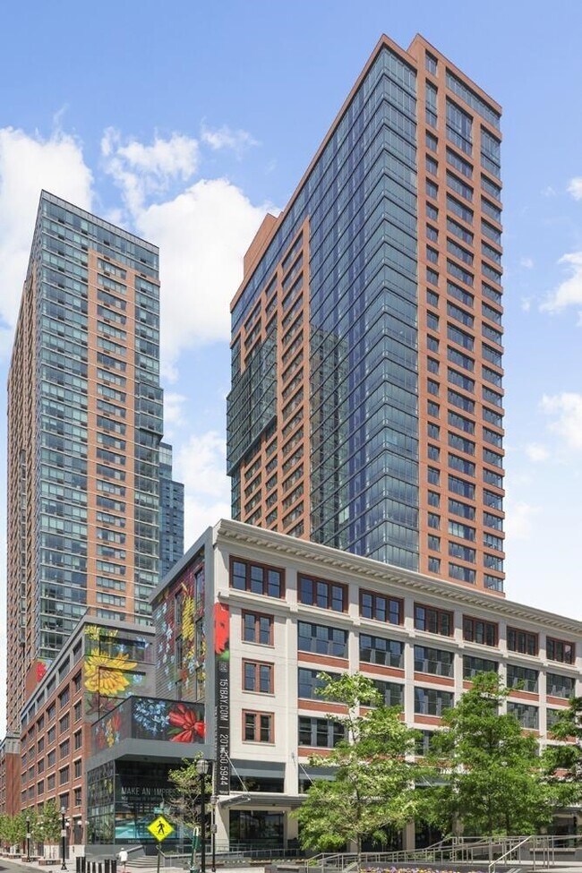 Building Photo - 155 Bay St
