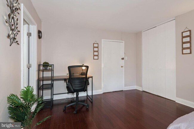 Building Photo - 1260 21st St NW