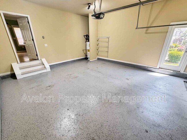 Building Photo - 2435 Manor View