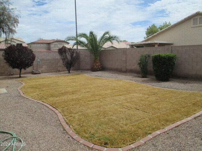 Building Photo - 2633 E Riviera Dr