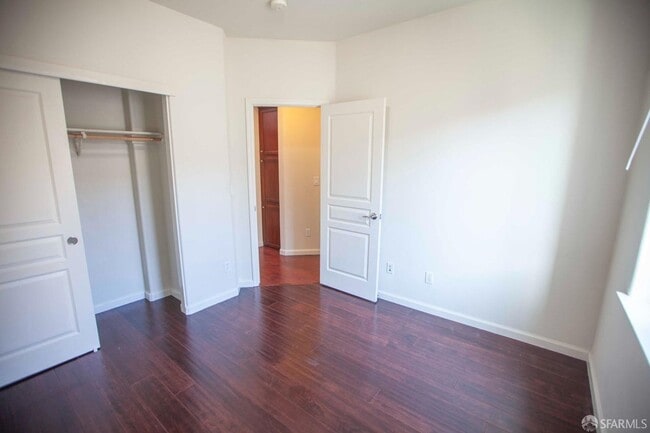 Building Photo - Beautiful updated 3-level, 3BR2.5BA and 2-car garage townhome!