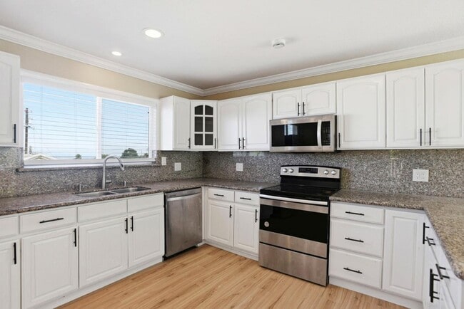 Building Photo - 400 La Casa Ave