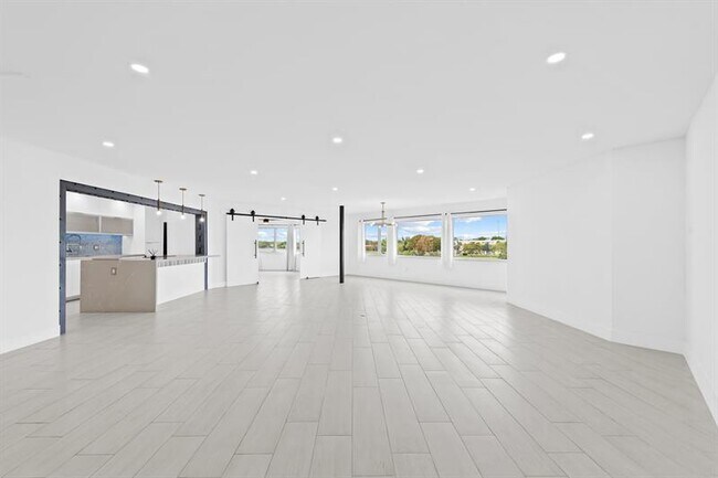 Building Photo - 877 NE 195th St