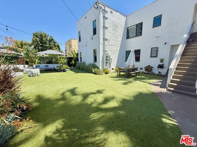 Building Photo - 1143 Cloverdale Ave