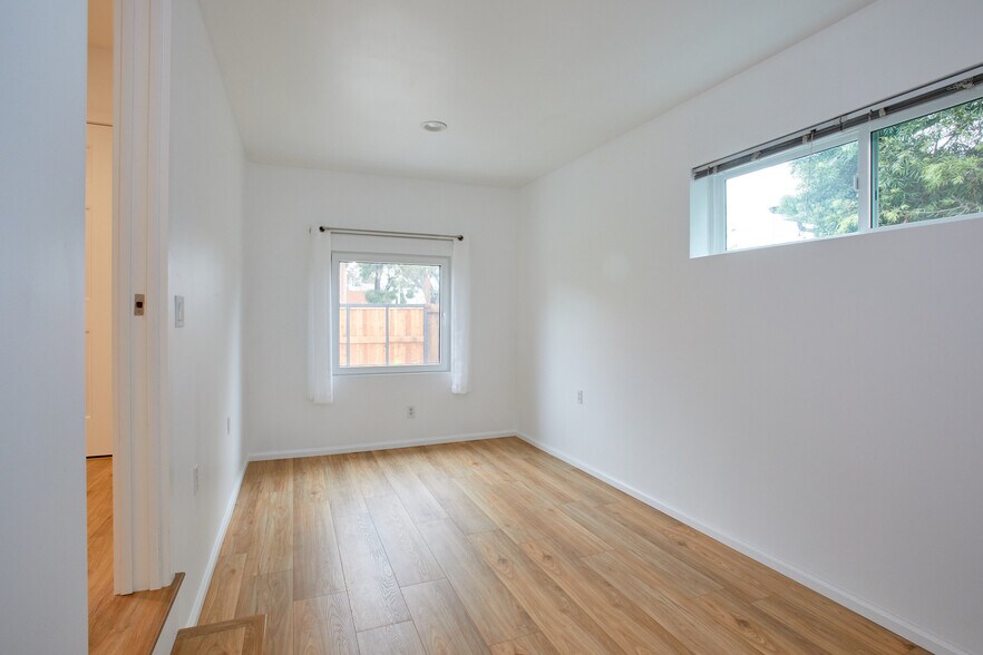 Den/Office - 13320 Zanja St