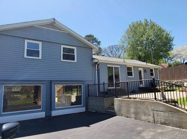 Building Photo - 202 Edgewater Dr