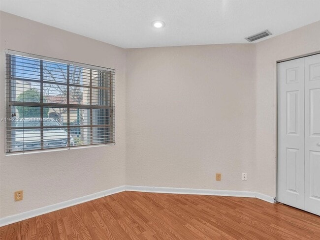 Building Photo - 1361 Cottonwood Cir