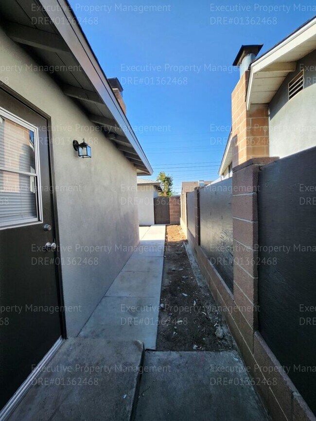 Building Photo - 3 bedroom/ 2 bathroom home located near th...