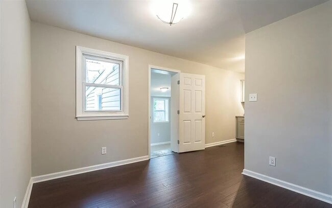 Building Photo - PERFECT LOCATION !!