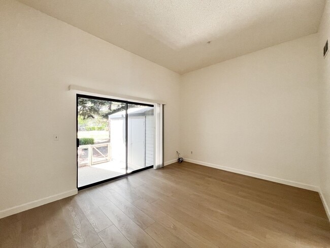 Building Photo - Spacious 2 Bed/2.5 Bath Napa Condo in Peac...