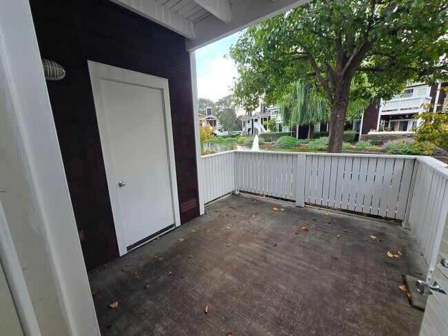 Building Photo - Spacious Lower Level Condo in Gated Community..