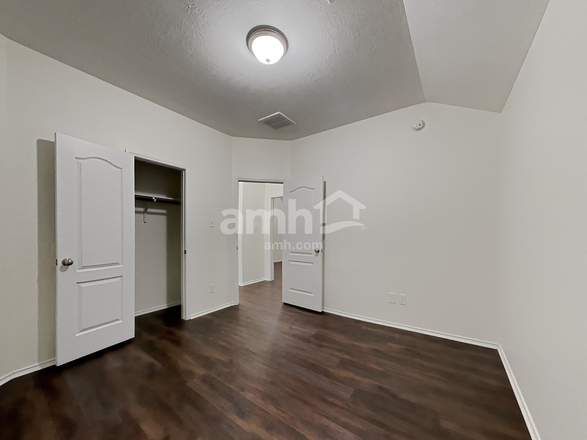 Building Photo - 2550 Riverway Dr