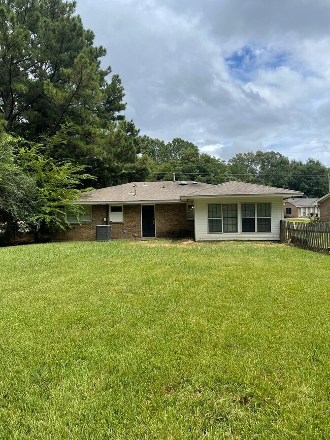 Building Photo - 1224 Zephryhills Drive Montgomery, AL 3610...