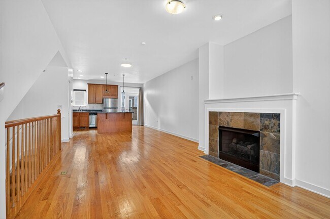 Building Photo - Charming 2BR Townhome in Chicago