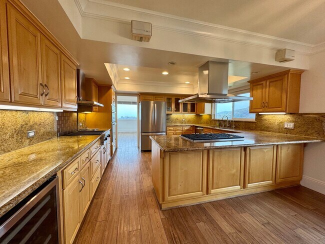 Building Photo - Magnificent views! Completely Private! One...