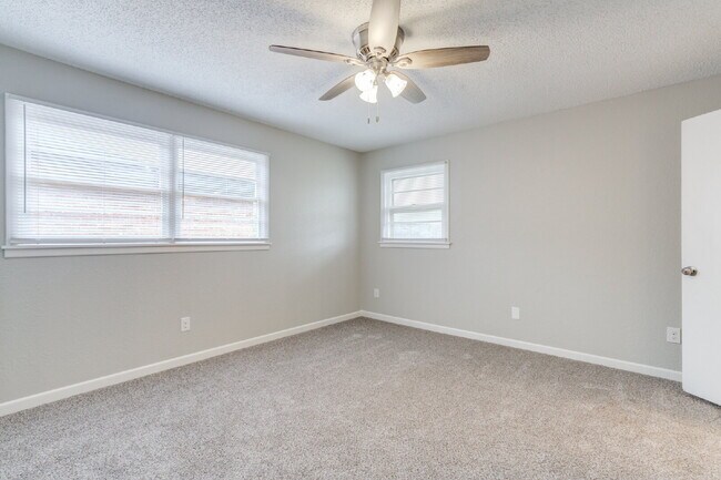 Building Photo - Wonderful 3/2/1 in Central Lubbock!
