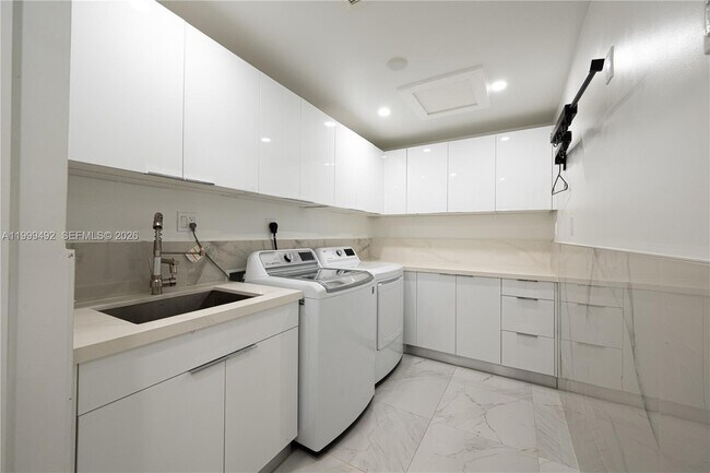 Building Photo - 7125 Los Pinos Blvd