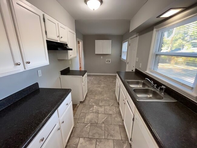 Building Photo - 3684 Bedford Ln - Available Now!