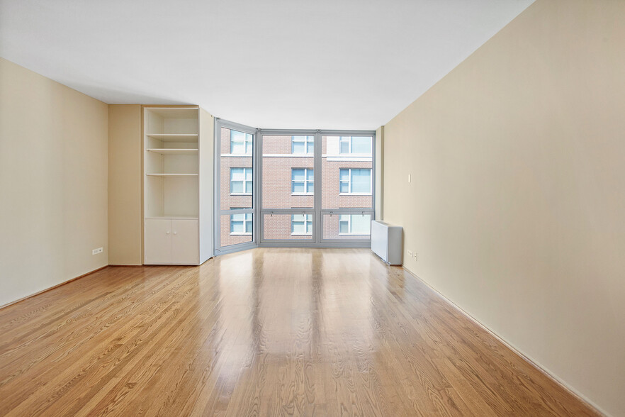 Living Room - 21 W Goethe St