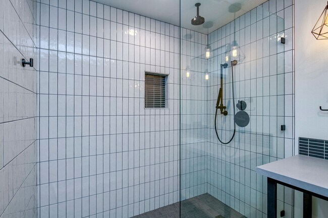 Building Photo - Modern Downtown Redmond 2 Bed/1 Bath Apart...
