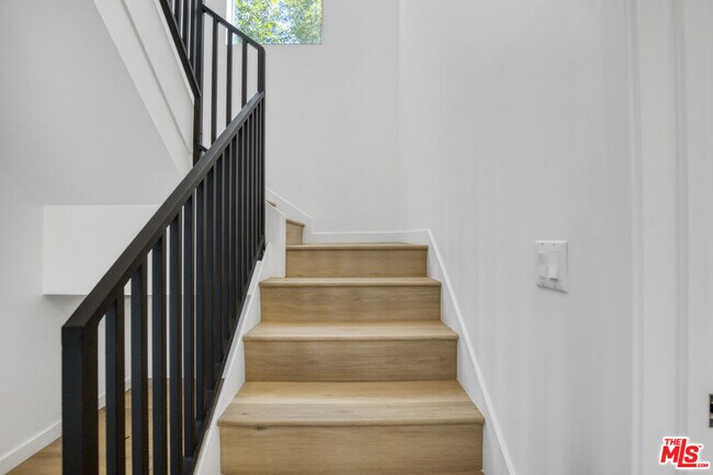 Building Photo - 10828 Hesby St