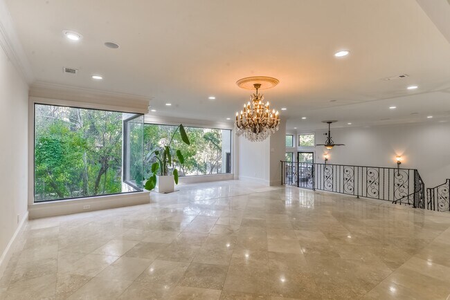 Building Photo - 15 W Shady Ln