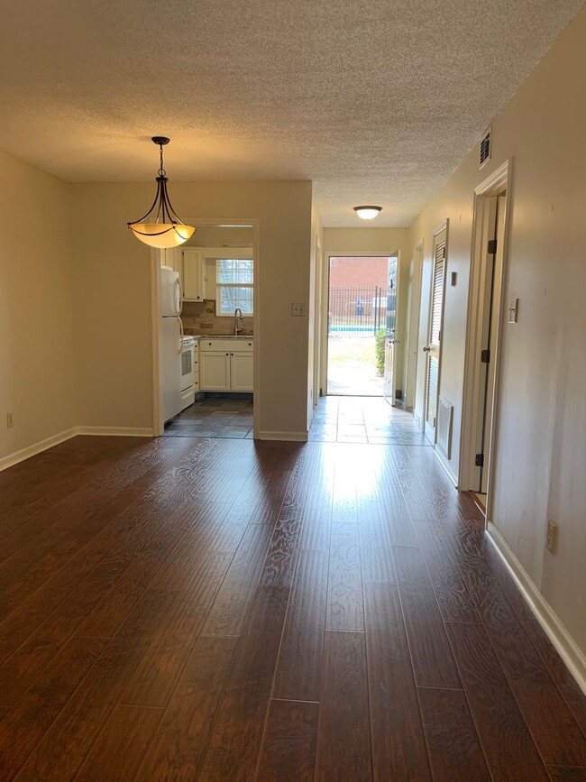 Building Photo - Winfield Chase Condo 2 BR 1 BA off Prince ...