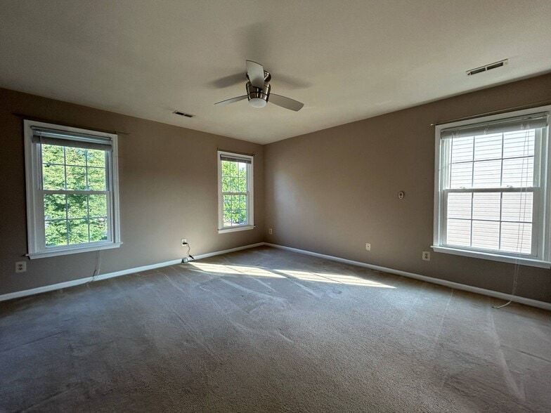 Primary bedroom - 5556 Village Center Dr