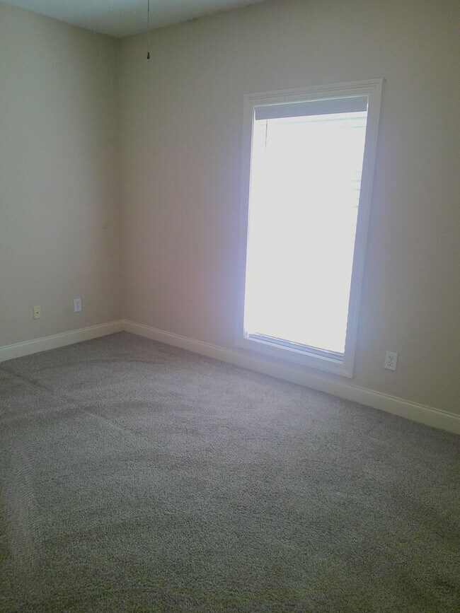 Building Photo - 141 Creekside Dr