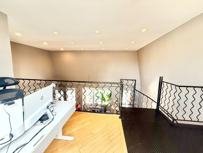 Building Photo - Stunning 2 Bed 2 Bath Plus Lofted Den in the Wicker Park area