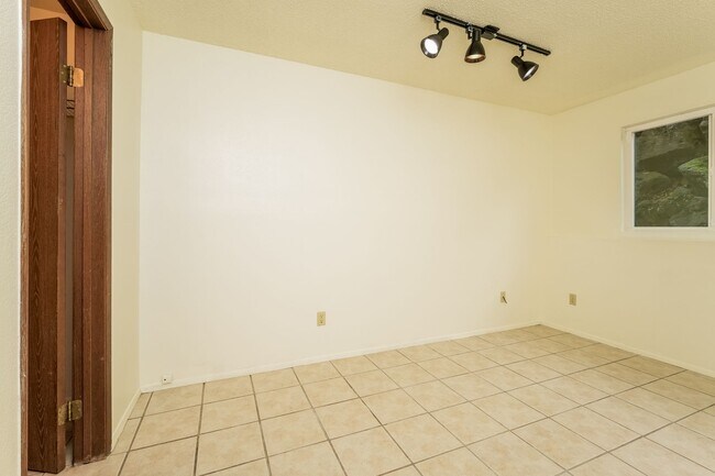 Building Photo - 2 Bedroom 2 Bathroom Sits Right on the Sho...