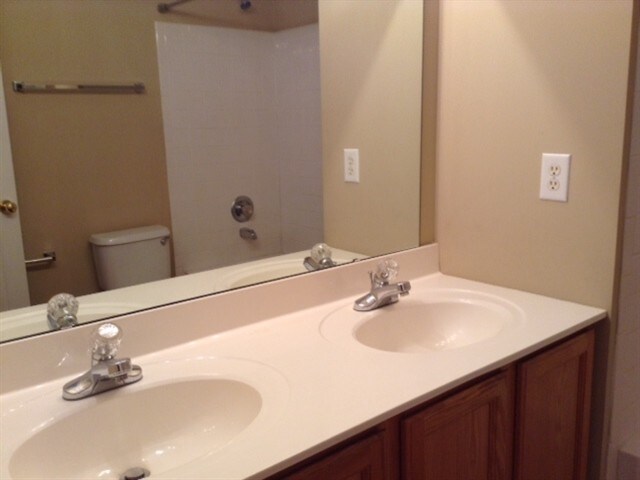 Building Photo - 725 Kent Cir