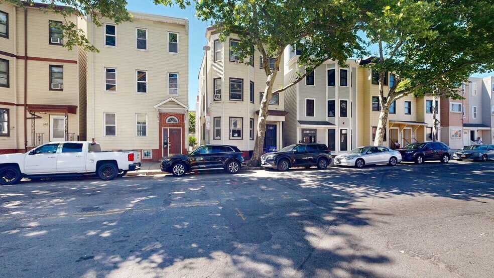 Building Photo - 346 Chelsea St