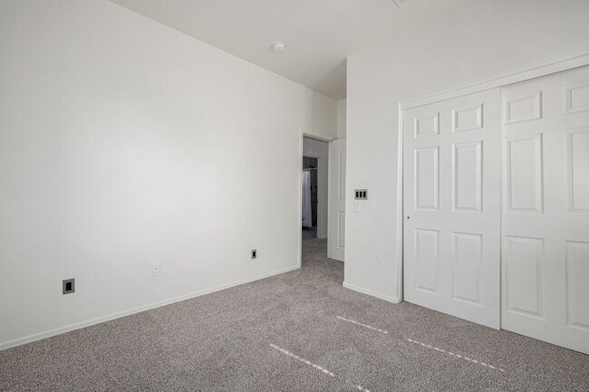 Building Photo - Newly updated townhouse with 2 car garage!