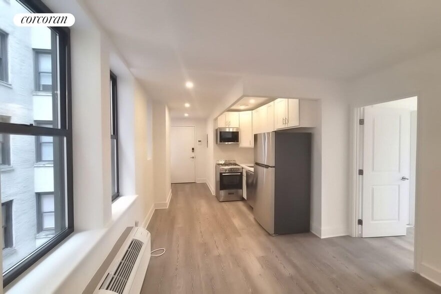 Building Photo - 45 W 81st St