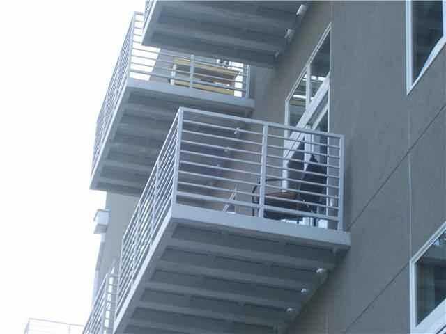 Building Photo - 2124 E 6th St