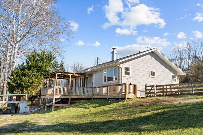 Building Photo - 3BR/2BA Cottage that's on the Rive – Minutes from Downtown Knoxville and Maryville