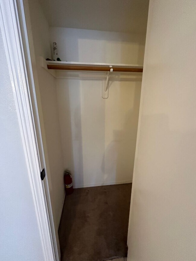 Building Photo - MUST SEE 2 BEDROOM CONDO!