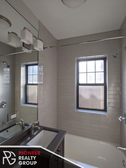 Building Photo - 427 W Belden Ave