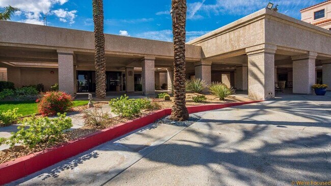 Building Photo - 221 Vista Royale Cir E
