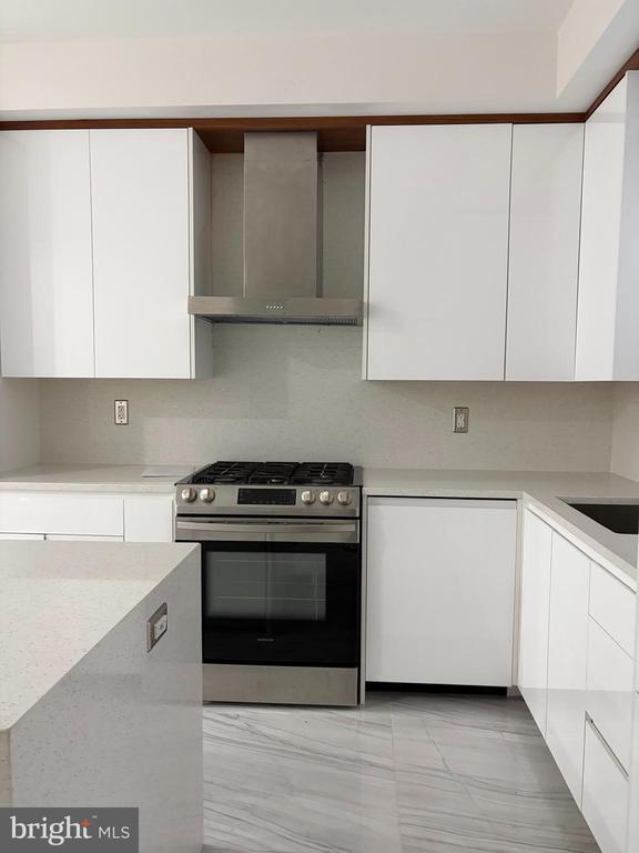 Building Photo - 726 Roxboro Pl NW