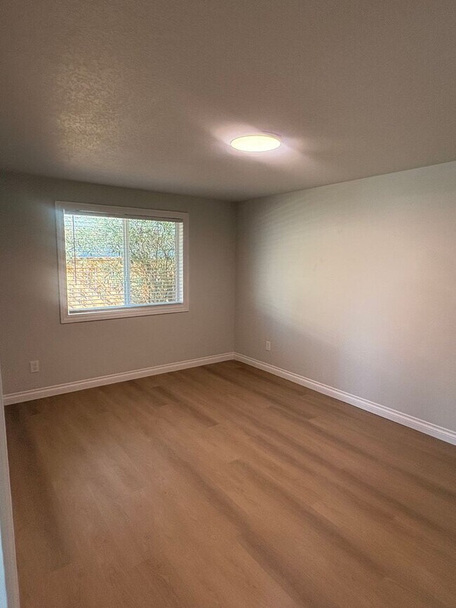 Building Photo - HALF MONTH FREE OF RENT Beautifully Remode...