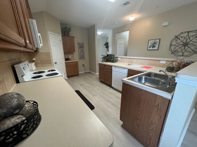 Building Photo - TOTALLY UPDATED & Spacious 4/2/2 in Fort Worth