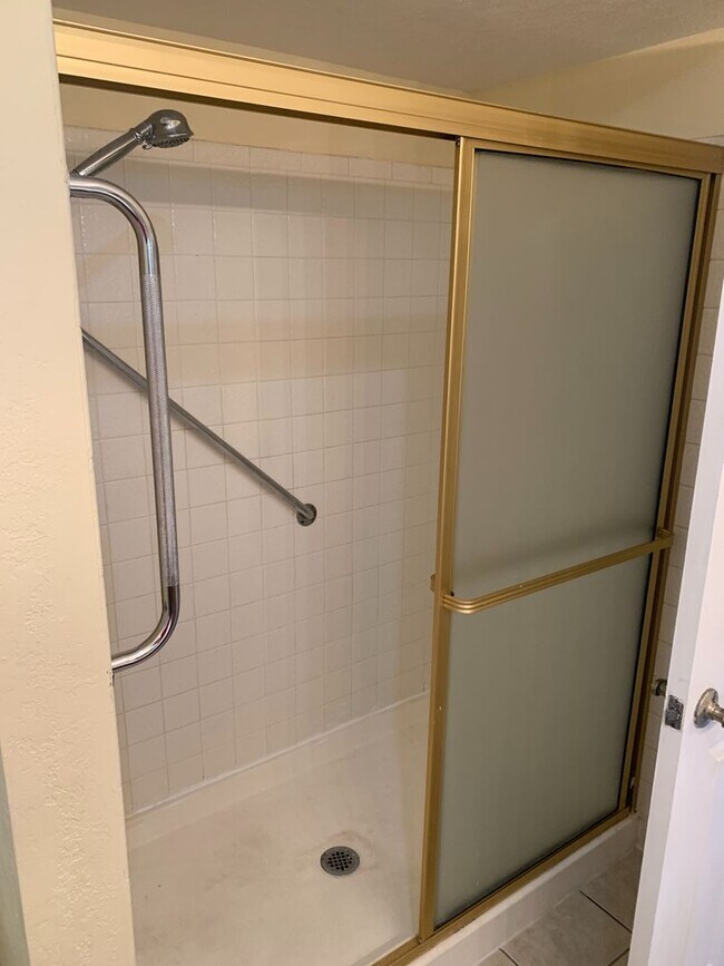 Building Photo - Spacious 3 Bed 2.5 Bath in Glendale