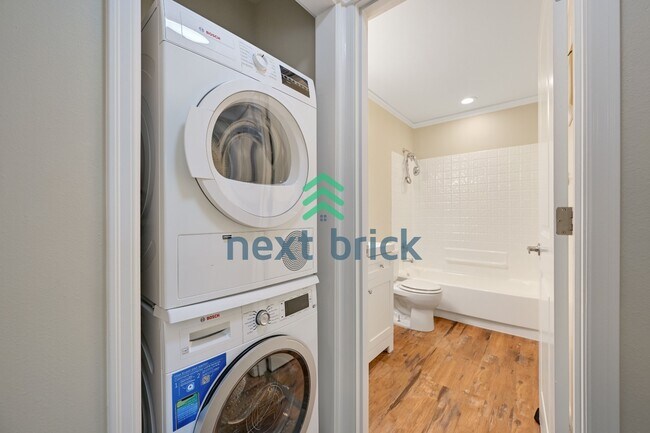 Building Photo - Bright & Remodeled Bellevue Condo | Steps to Downtown | Garage Included