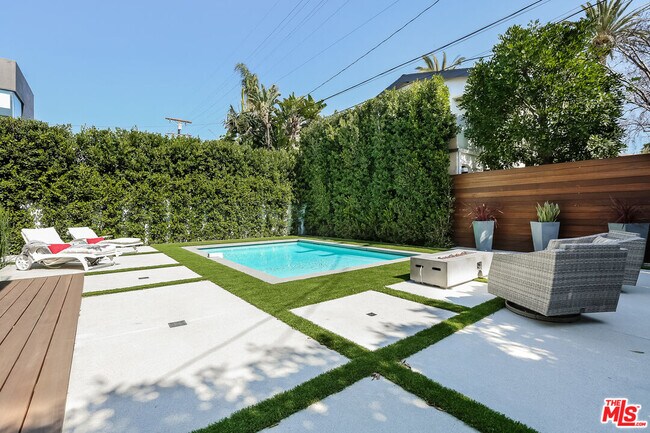 Building Photo - 912 N Crescent Heights Blvd