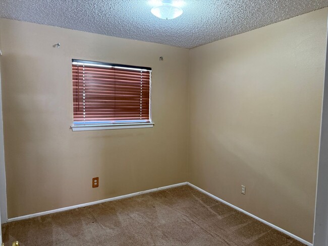 Building Photo - Nice 4 br, 1.75 ba, 2 living areas, 2 car ...