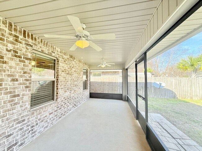 Building Photo - Spacious 3-Bedroom Home - Stonechase