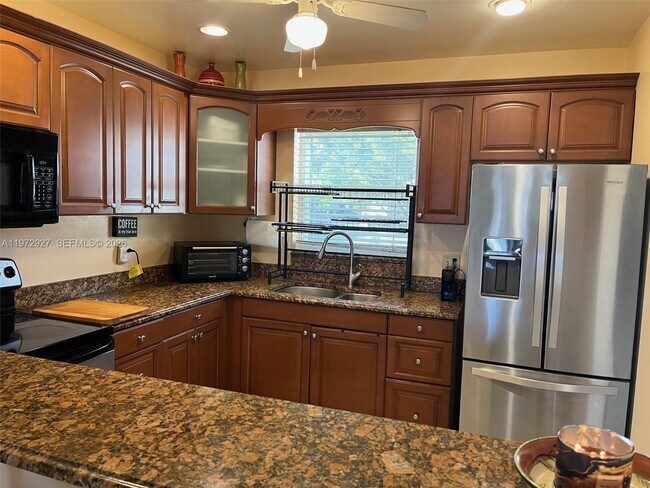 Building Photo - 752 Lori Dr